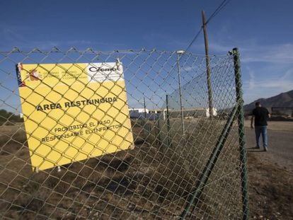 Valla que la limita la zona contaminada por la caída de cuatro bombas nucleares hace 52 años en Palomares.
 