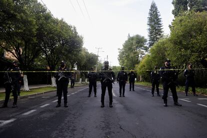 Policías de la Ciudad de México trabajan en la escena de un tiroteo en el primer cuadro de la ciudad.