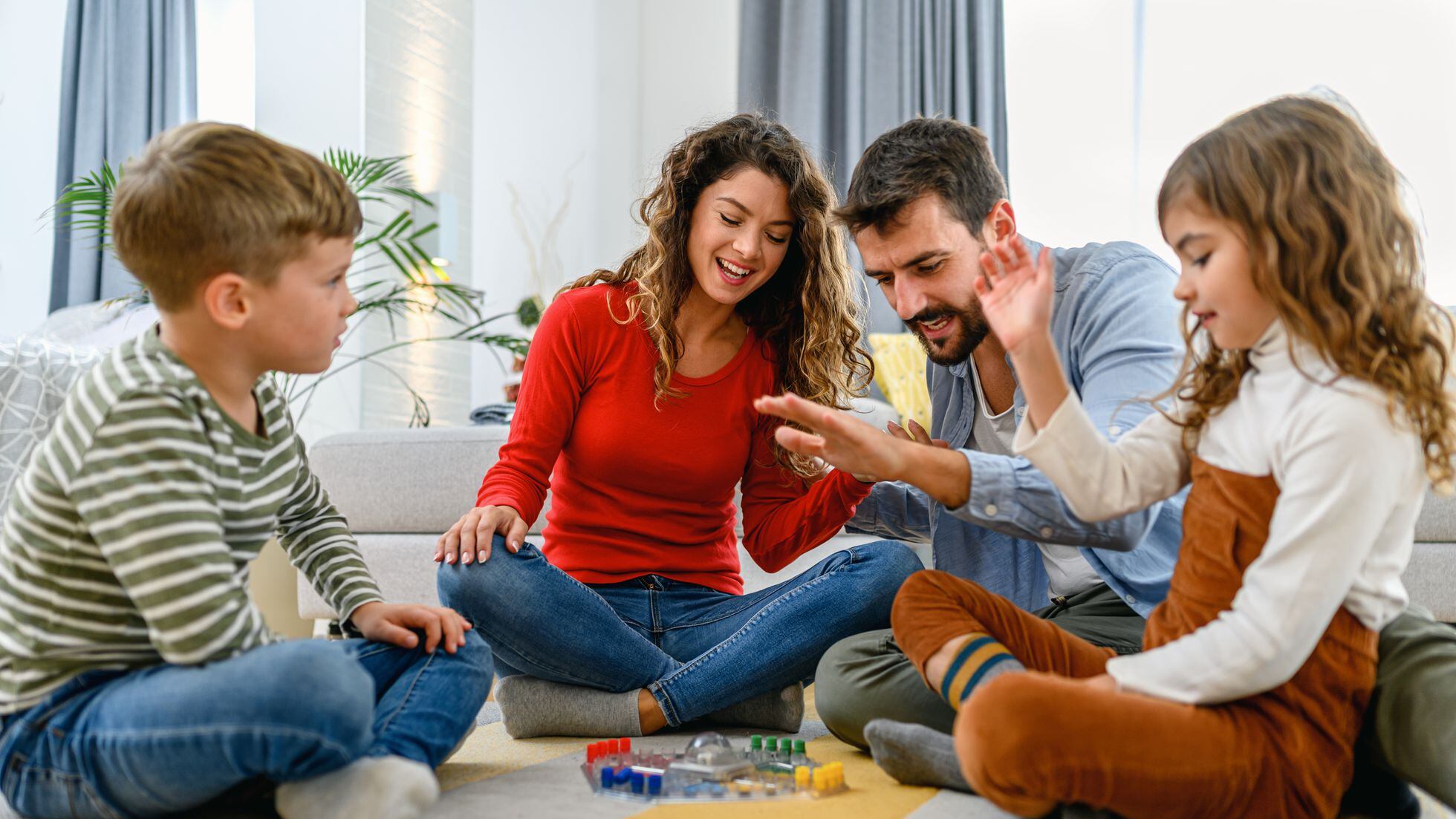 35 Juegos para jugar en familia en casa - ¡Divertidos y didácticos!