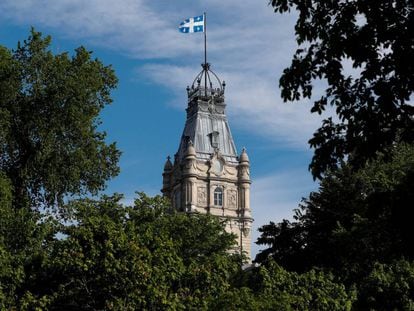 La bandera de Quebec en el parlamento regional. 