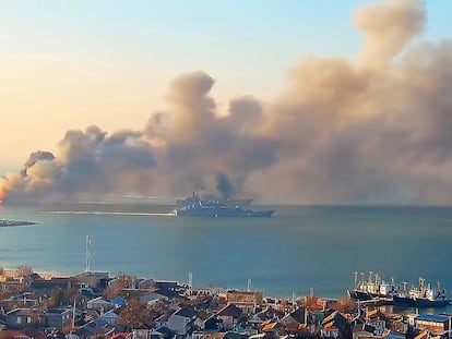 Un buque polaco ardía en el puerto ucranio de Berdiansk, en el sur de Ucrania, el 24 de marzo.