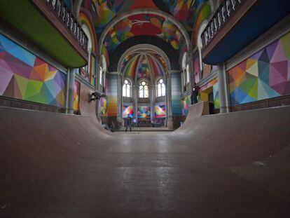 La pista de 'skate' en la antigua iglesia de Santa Bárbara, en Llanera (Asturias).