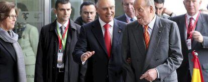 Don Juan Carlos de Borb&oacute;n acompa&ntilde;ado por el presidente de Portugal, An&iacute;bal Cavaco Silva.