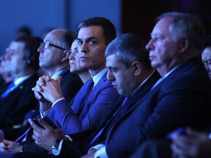 Pedro Sánchez (en el centro), en el Foro Exceltur de Madrid, este martes.