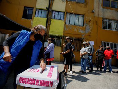Una mujer deposita su voto durante la consulta de revocación de mandato en Ciudad de México, el 10 de abril.