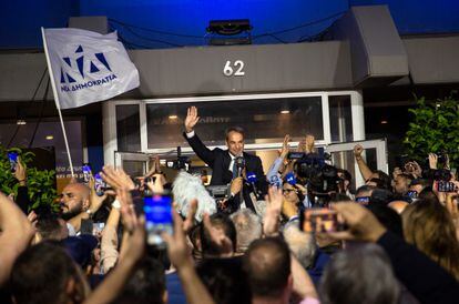 MItsotakis celebra ante los simpatizantes de Nueva Democracia los resultados electorales.