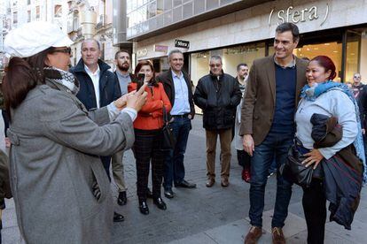 El secretario general del PSOE, Pedro S&aacute;nchez, se fotograf&iacute;a con una mujer durante el paseo que ha realizado esta tarde por Valladolid.