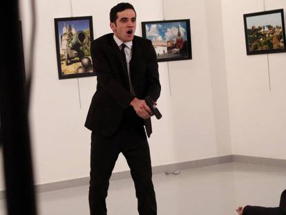 Un home mata a trets l’ambaixador rus a Turquia al crit d’“Alep, venjança”
