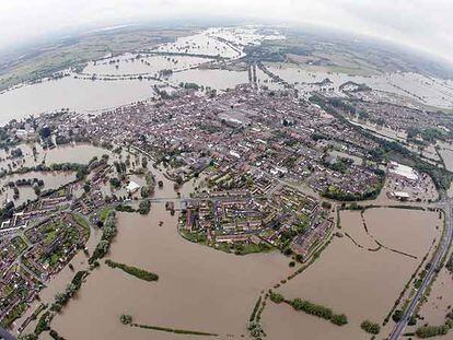 Vista aérea de las inundaciones en la ciudad de Tewkesbury, en Gloucestershire, en el centro de Inglaterra.