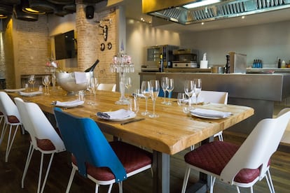 Unique table and kitchen of the El Altar restaurant, in Barcelona.