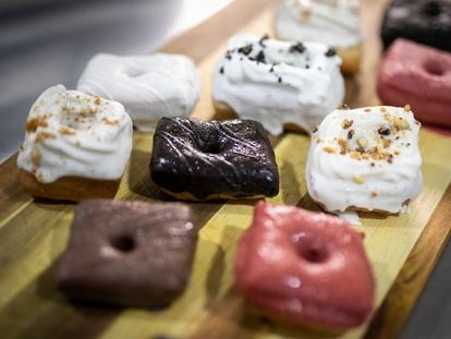 Así son los dulces de Cuvos, donuts cuadrados y veganos hechos en Barcelona.