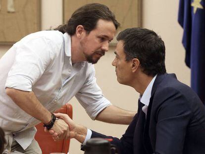 Pablo Iglesias saluda a Pedro Sánchez, la semana pasada, en el Congreso.
