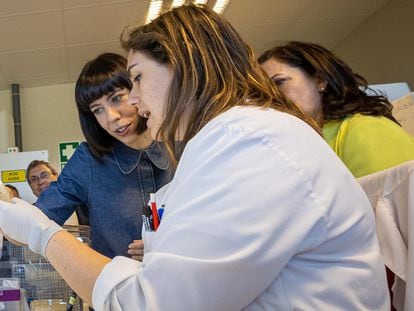La ministra de Ciencia e Innovación, Diana Morant, visita un laboratorio en La Rioja.