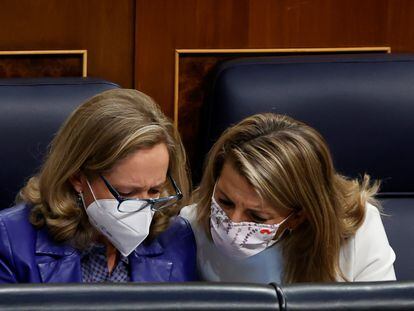 Nadia Calviño (izquierda) y Yolanda Díaz, en una sesión de control al Gobierno en el Congreso.