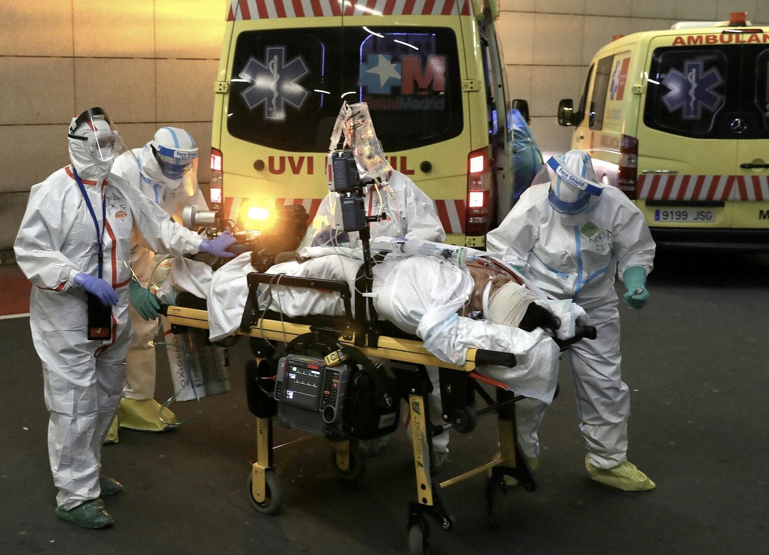 Llegada al hospital Puerta de Hierro de la paciente Erika Mejía, que hasta ese momento estaba ingresada en el hospital universitario de Guadalajara, el viernes 17 de abril. El traslado le salvó la vida.