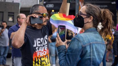 Dos personas se graban con sus teléfonos móviles durante una discusión, en una marcha del Orgullo en Los Ángeles (EE UU), en junio de 2023.