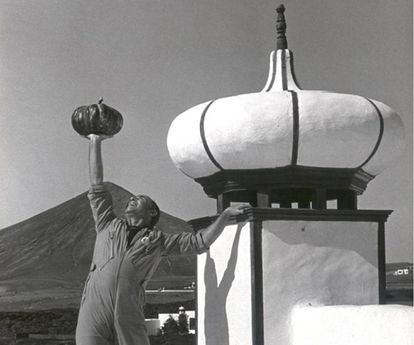 César Manrique, en su casa, con una calabaza.
