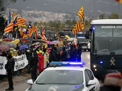 Agentes de la Guardia Civil trasladan a los políticos presos.