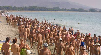 Marcha nudista en Vera (Almer&iacute;a) para reivindicar una playa sin barreras, en 2003.