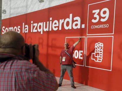 Participantes en el 39 congreso federal del PSOE a su llegada al Palacio Municipal de Congresos de Madrid.