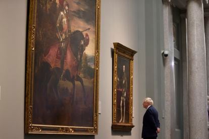 El primer ministro británico, Boris Johnson, contempla el cuadro 'Carlos V a caballo en Mühlberg' (1548), del pintor veneciano Tiziano Vecellio, el miércoles en el Museo del Prado. 