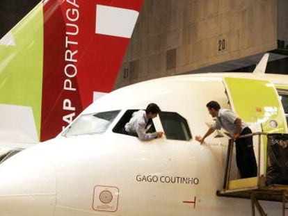 A-320 de TAP en un hangar de la compañía en Lisboa (Portugal).