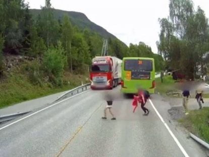 Un camionero evita atropellar a un niño por centímetros