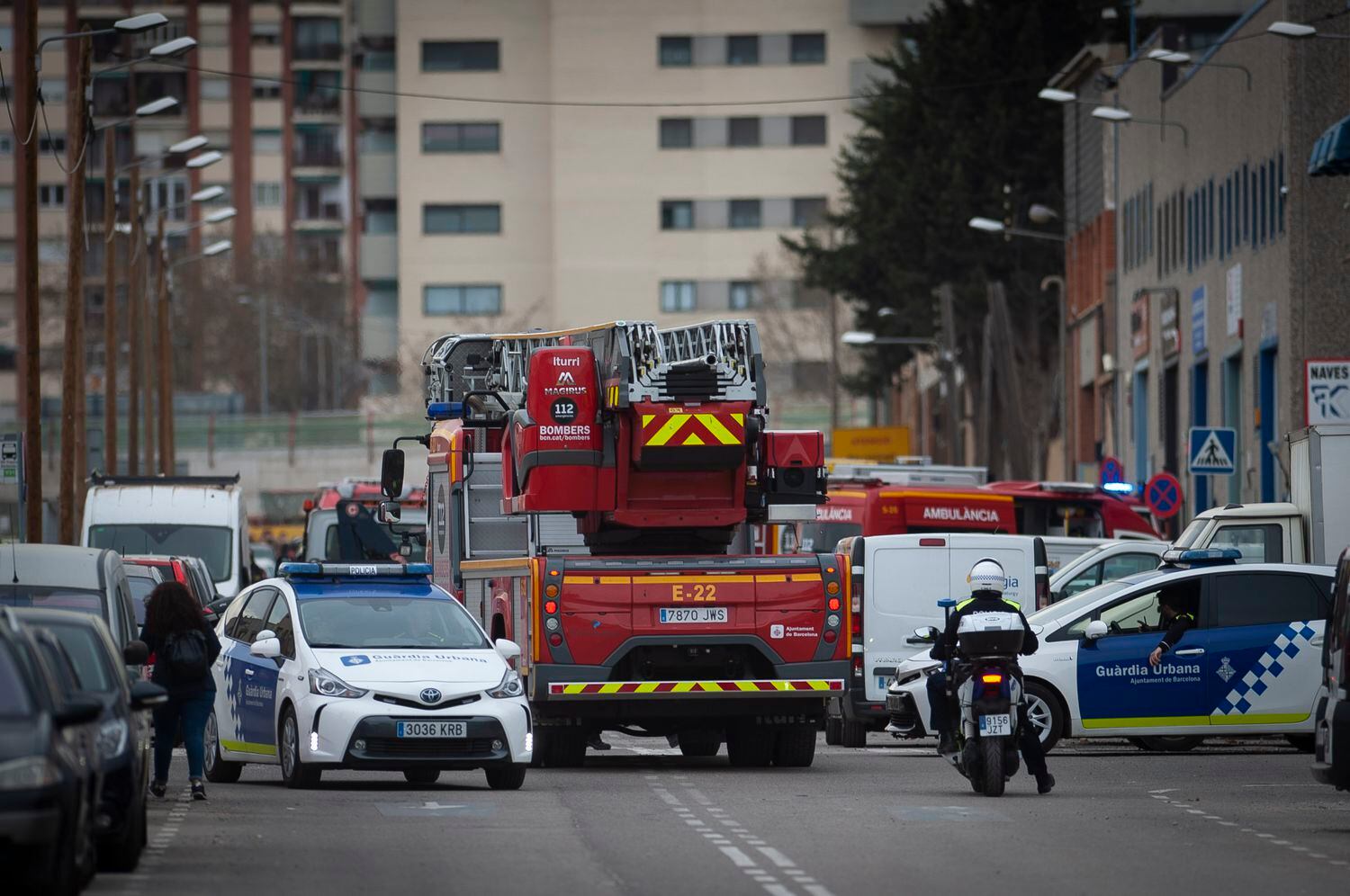 Efectivos de los Bomberos y de la Guardia Urbana en el polígono Montsolís.