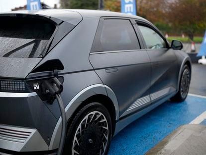 Imagen de un coche eléctrico en un punto de carga.