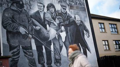 Una mujer pasa por delante de un mural en Londonderry, este lunes.