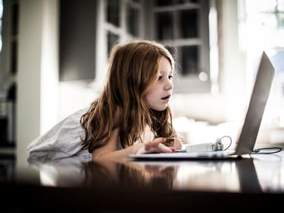 Una niña de seis años usando un ordenador.