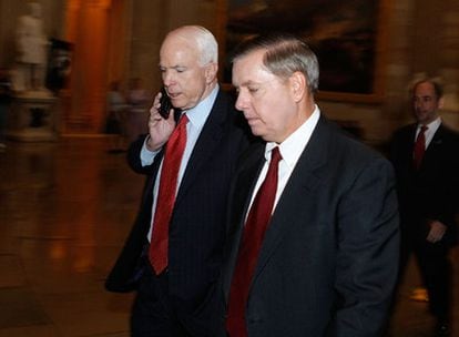 John McCain camina en el Capitolio con el senador Lindsey Graham