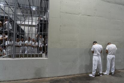 Instalaciones del Centro de Confinamiento del Terrorismo (CECOT) en el municipio de Tecoluca, El Salvador. El centro penitenciario de máxima seguridad tiene capacidad para albergar 40.000 reos y fue construido durante la presidencia de Nayib Bukele.Tecoluca, El Salvador, 6 de febrero de 2024