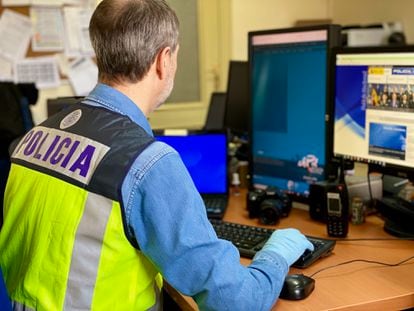 Un policía investigando delitos en internet.