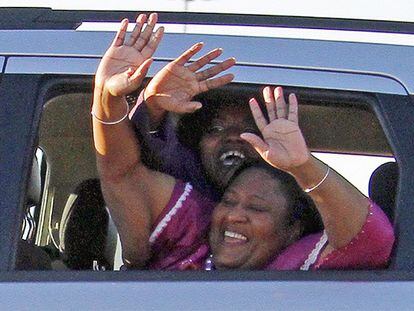 Gladys y Jamie Scott saludan a sus familiares, tras abandonar la cárcel