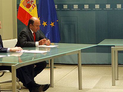 Zapatero conversa con Ángel Ron (Popular), Francisco González (BBVA) y Emilio Botín (Santander), de izquierda a derecha en la imagen.