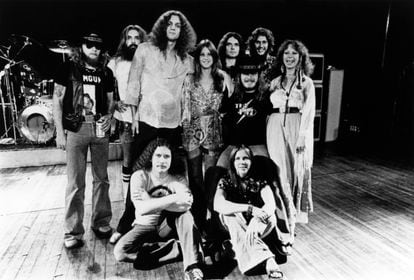 UNSPECIFIED - JANUARY 01:  Photo of Cassie GAINES and Billy POWELL and Allen COLLINS and Ronnie VAN ZANT and Leon WILKESON and Artimus PYLE and Leslie HAWKINS and Gary ROSSINGTON and Steve GAINES and Jo BILLINGSLEY and LYNYRD SKYNYRD; Back Row L-R: Leon Wilkeson, Artimus Pyle, Allen Collins, Leslie Hawkins, Gary Rossington (behind), Ronnie Van Zant (hat), Steve Gaines (behind), Jo Billingsley. Front L-R: Billy Powell, Cassie Gaines - posed, group shot  (Photo by Gems/Redferns)