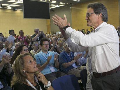 Artur Mas responde a la ovaci&oacute;n del p&uacute;blico durante la clausura del congreso.