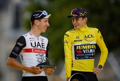 Pogacar, a la izquierda, y Vingegaard, en el podio final del Tour de 2023.