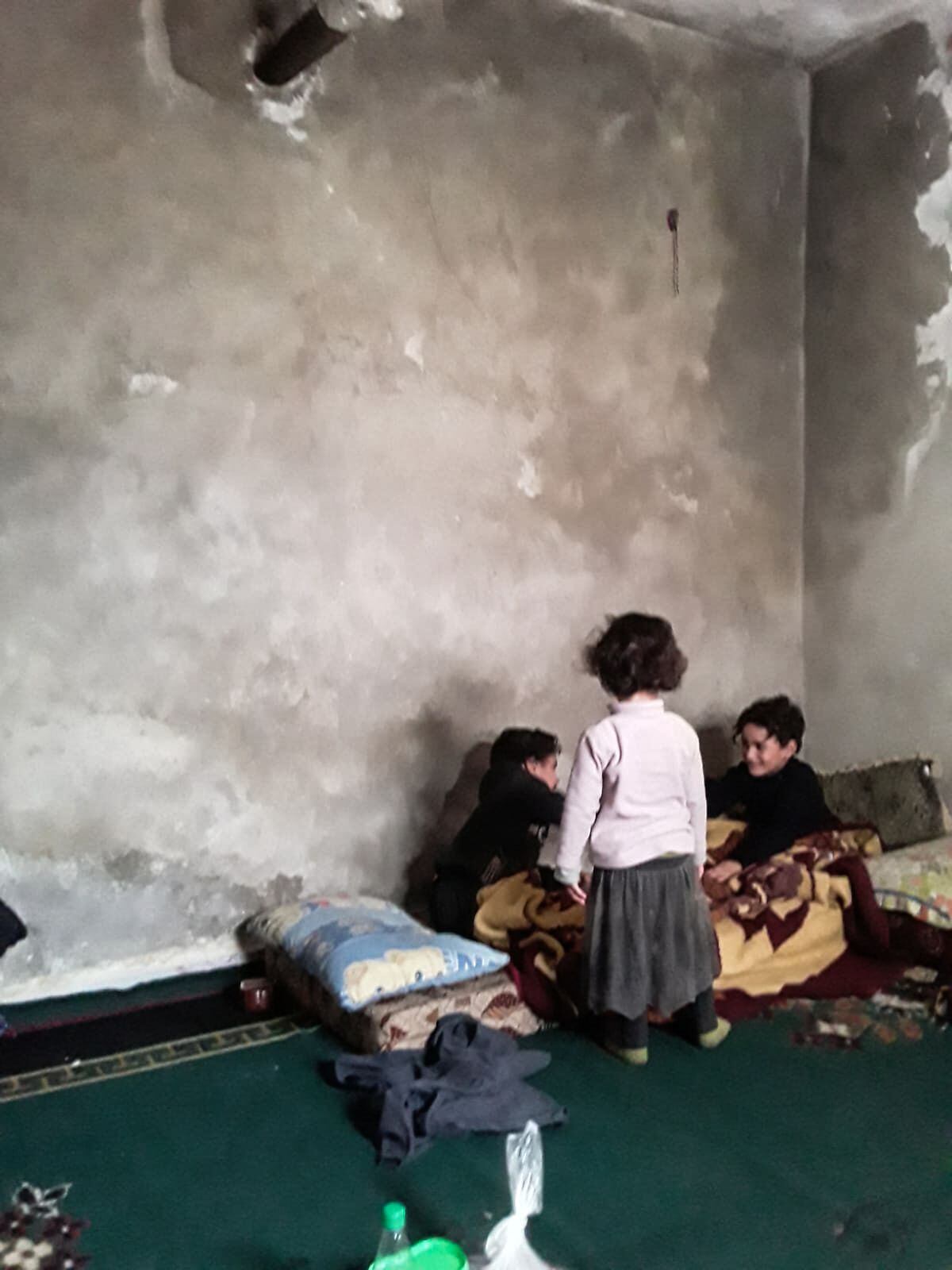 Los tres hijos del difunto yihadista Navid Sanati y Loubna Fares el pasado mes de marzo en una de casa del norte de Siria tras escapar de Al Hol.