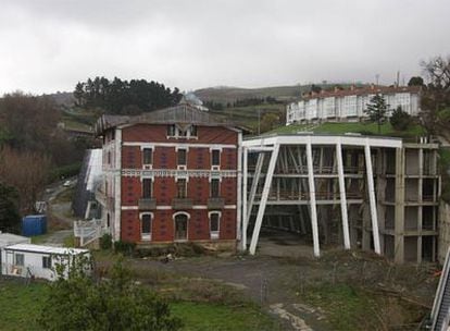 El palacete Berroeta Aldamar y la estructura de hierro a medio construir que debería completar el museo destinado a Balenciaga. El final de las obras estaba previsto en 2003.