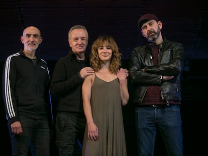 De izquierda a derecha: Alfredo Sanzol, Carlos Hipólito, Marta Poveda y José Luis Collado en el escenario del María Guerrero, antes de un ensayo.