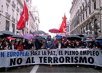 Los dirigentes sindicales de CC OO y UGT (en el centro), junto a los representantes de IU y PSOE, en la cabecera de la manifestación de Madrid.