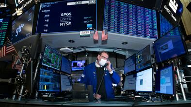 Un broker en el parqué de la Bolsa de Nueva York en febrero.