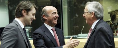 El ministro de Economía, Luis de Guindos, con el presidente del Eurogrupo, J. C. Juncker, y el ministro de Finanzas galo, F. Baroin.