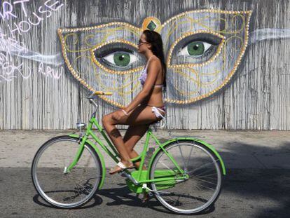Una chica montando en bicicleta en el Ocean Front Walk de Venice Beach, en Los &Aacute;ngeles (EE UU).