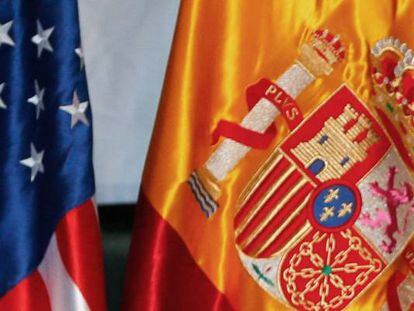 Banderas de EE UU y España.
