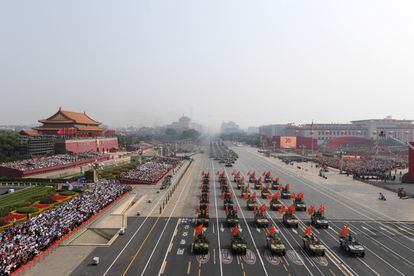 Vehículos militares pasan por la Plaza Tiananmen durante el desfile que conmemora el 70 aniversario de la fundación de la República Popular de China.