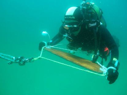 Un arqueólogo hace una prospección mediante planeador remolcado en la playa de Lago (Lugo).