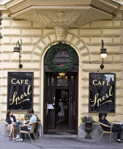 La entrada al Café Sperl, que cuenta con mesas de billar.